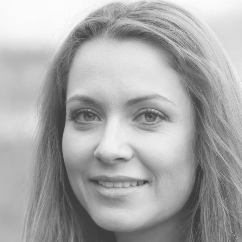 Portrait professionnel d'Amélie Rousseau, experte en finances personnelles