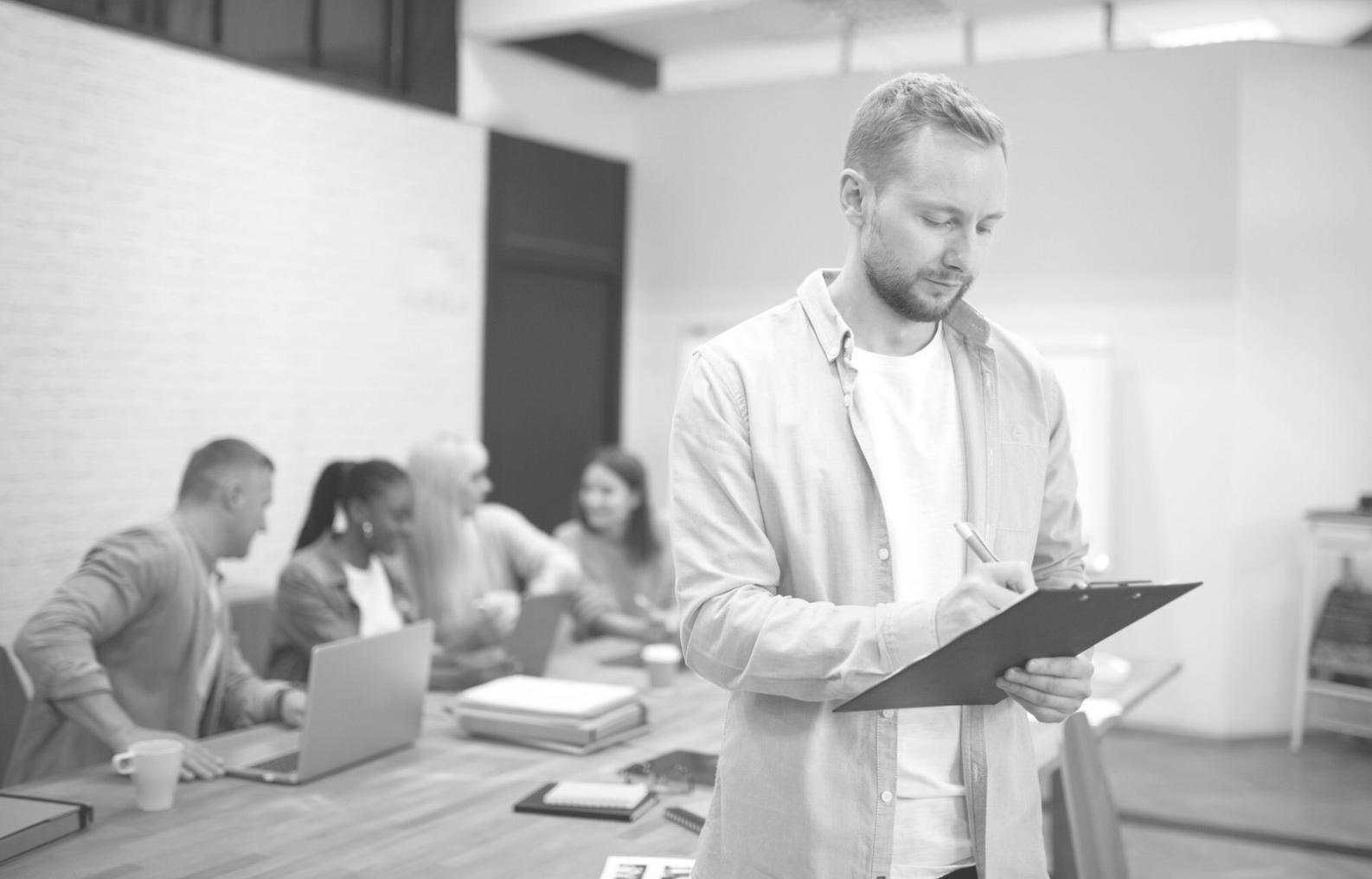 Équipe travaillant sur des stratégies financières collaboratives