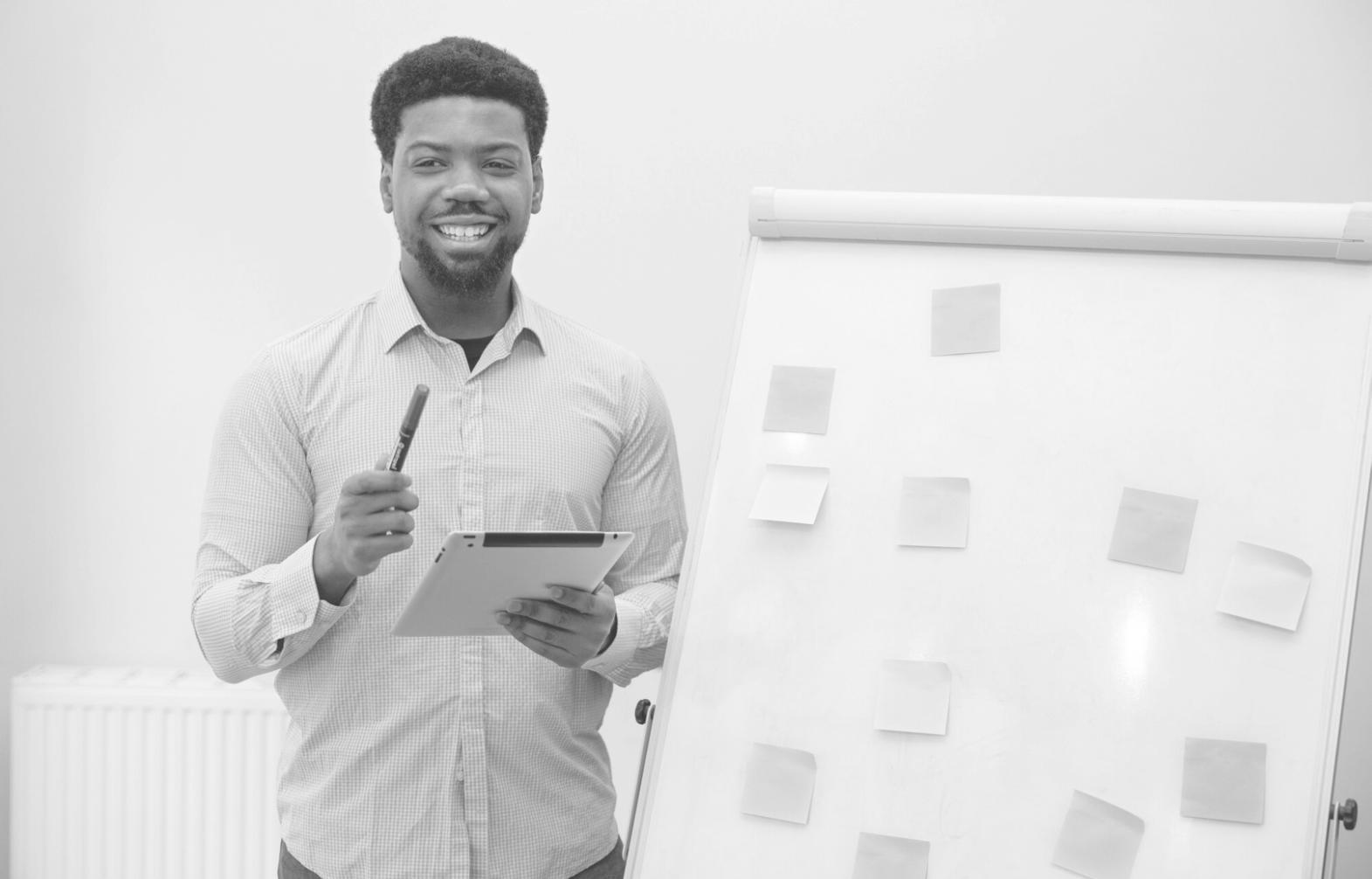 Conseiller financier analysant des données