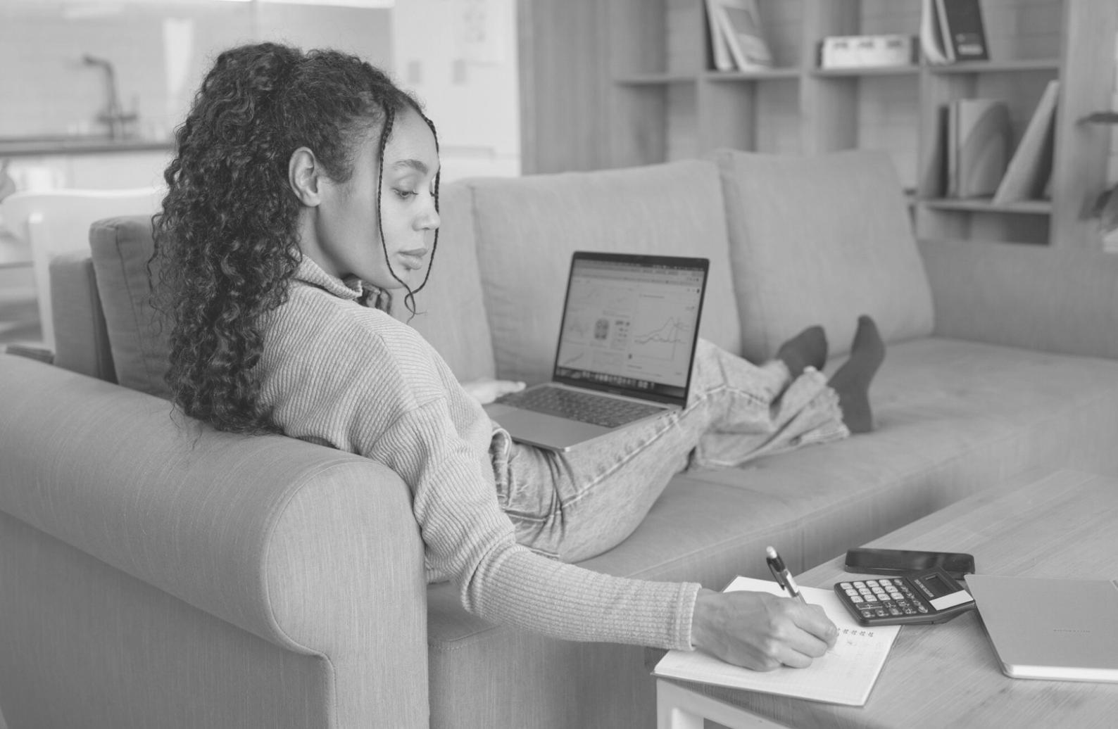 Personne analysant des données financières sur un ordinateur portable