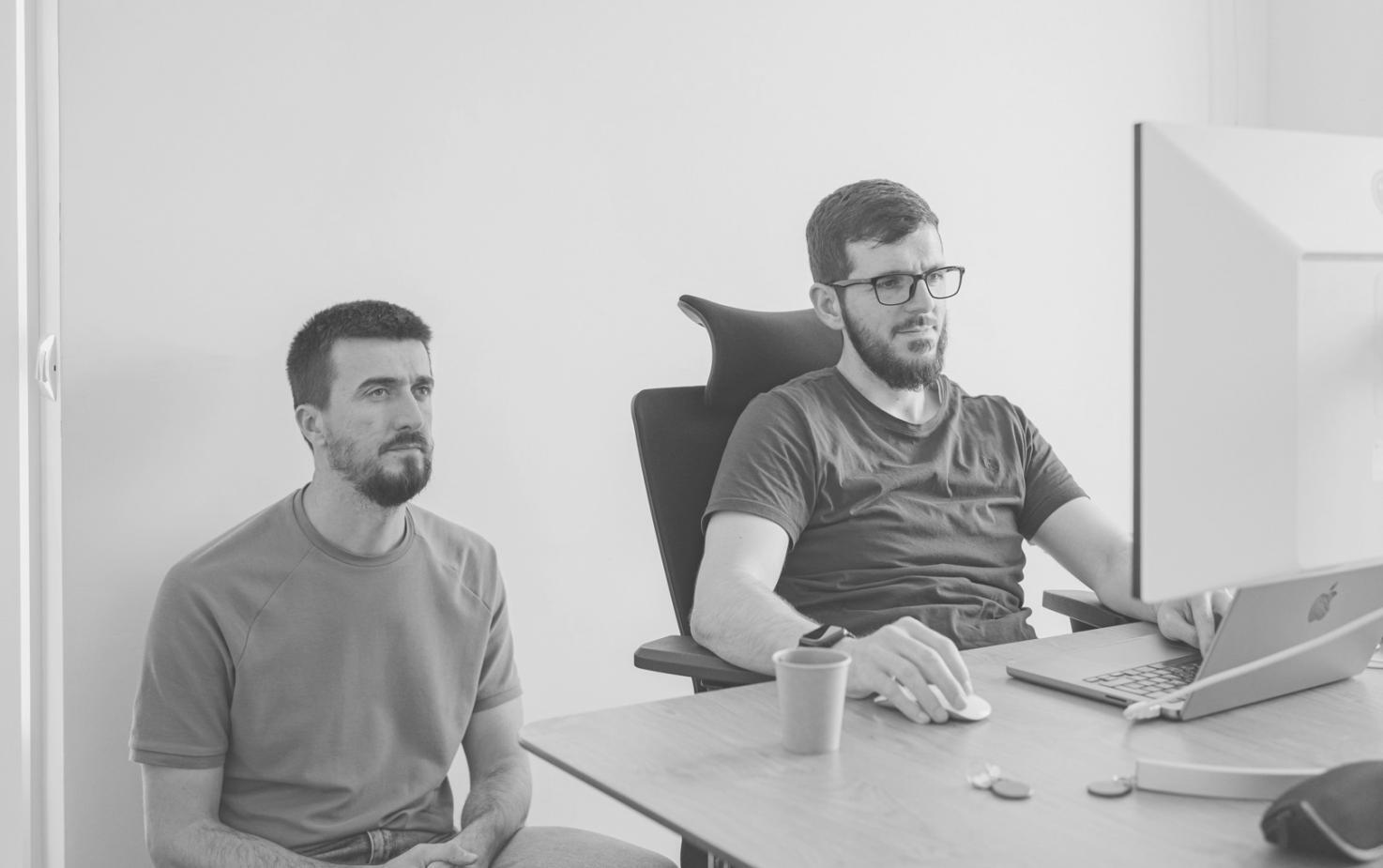 Professionnels analysant des données financières en équipe